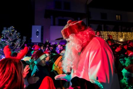 Prihod Dedka Mraza s spremstvom